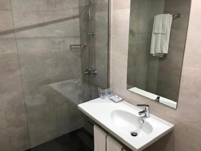 Hotel Ciudad De פואנלבראדה מראה חיצוני תמונה